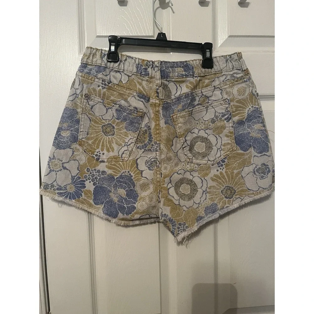 Pilcro Lara Ultra High-Rise Frayed Denim Shorts Floral Size Medium Women's